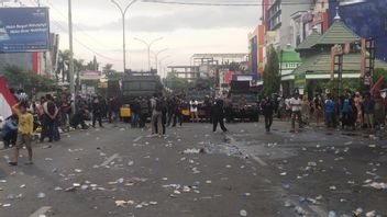 Makassar الطلاب التجريبي في مبنى Dprd Sulsel، الشرطة تنبيه المركبات التكتيكية