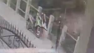 カリ・チリウン橋から飛び降りる無謀な男の行動がCCTVに記録された