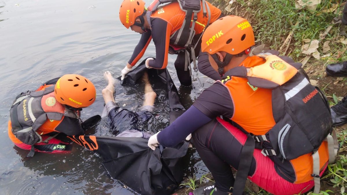 Motorcyclist Who Nekat Ceburkan Diri Ke Jembatan Palmerah Ditemukan Sudah Die