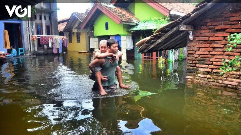 Korban Banjir Subang Orang Mengungsi Di Bawah Jembatan Layang