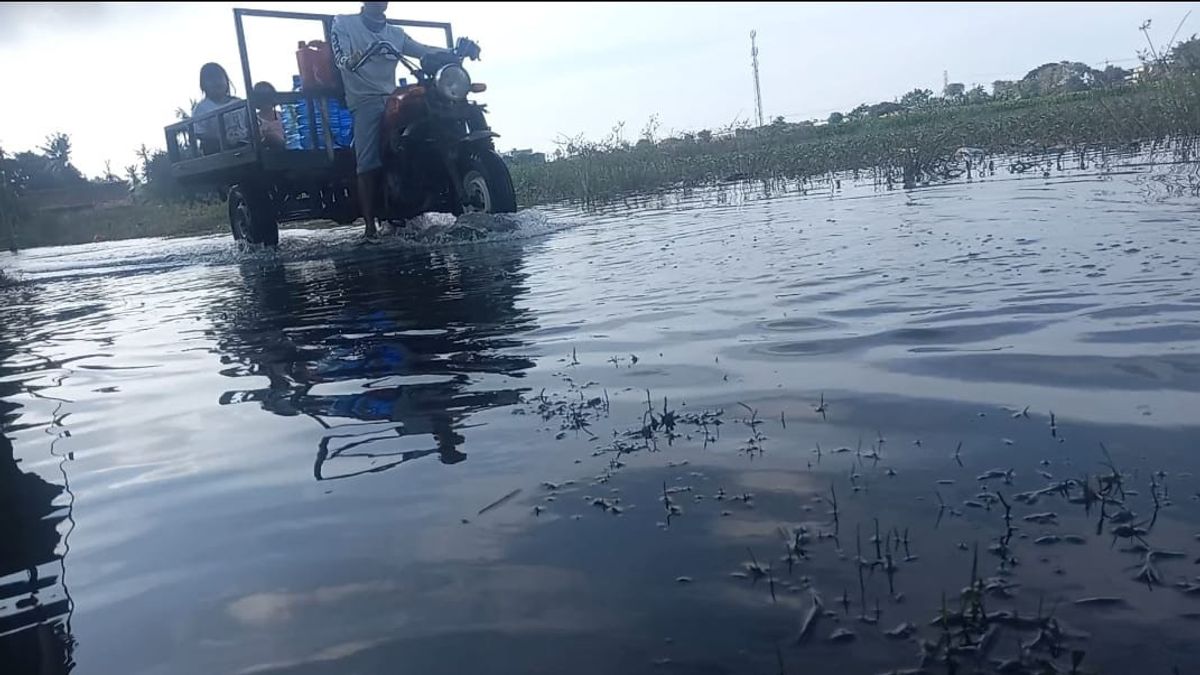 Residents Affected By Floods In Pakuhaji Experience Itching So Difficult To Walk