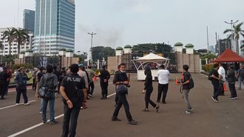 Ricuh! Massa Aksi Lempari Gedung DPR dengan Batu