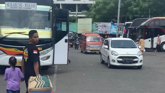 Terminal Bekasi Alami Lonjakan Penumpang yang Melakukan Mudik Lebaran 