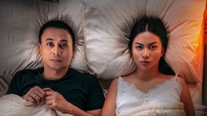 Intim, Raditya Dika dan Ariel Tatum Jadi Suami Istri di Teaser <i>Catatan Harian Menantu Sinting</i>
