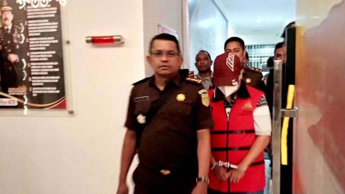 Kejati Tahan Tersangka Korupsi Dana Sekretariat DPRD Papua Barat