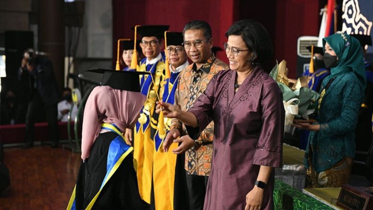 تقدم Sri Mulyani إعفاء من الديون ل 254 طالبا متأخرين في الرسوم الدراسية