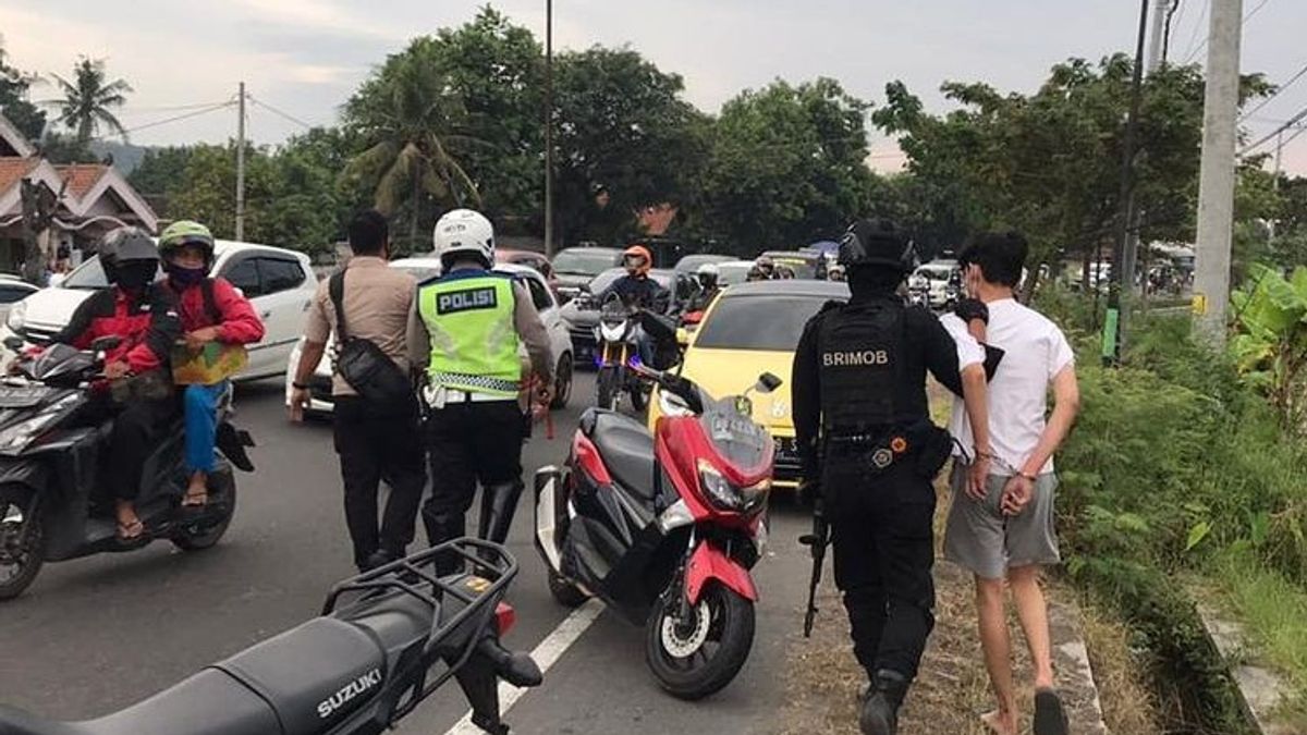 Données De VW Beetle Avec Jakarta Plaques Frapper Une Police Est Recherché Par Netizen, S’avère Impôts Sont Morts
