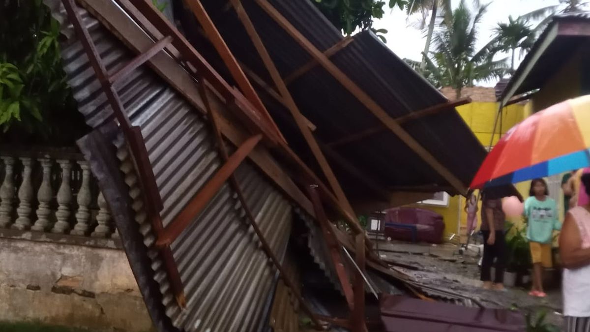 北スマトラ州ランカットの強風で被害を受けた74軒の家