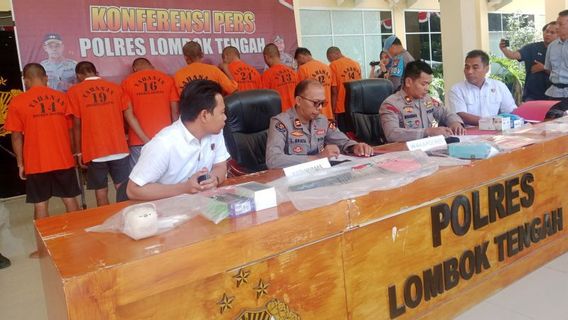 2 prisonniers s’enfuis en volant à une cellule à la recherche de la police centrale de Lombok