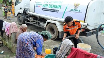 Baznas aide aux victimes des inondations de vol à Sumatra avec l’approvisionnement en eau potable