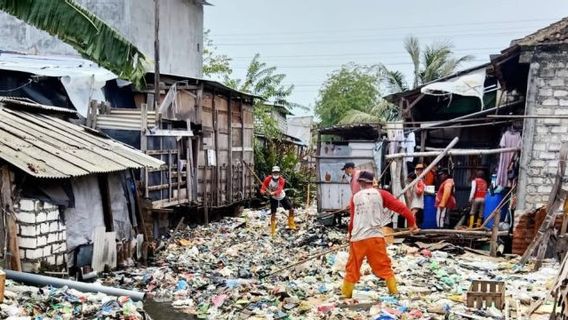 スクワッド・カリアナック川スラバヤ、水を見えなくするためにプラスチックと赤ちゃんのおむつで満たされる