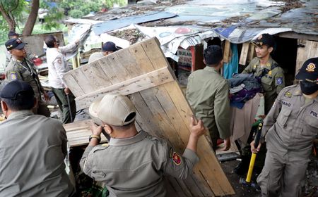 Hidup di Kolong Tol, Pemkot Surabaya Akhirnya Relokasi 32 Warga Kampung 1001 Malam