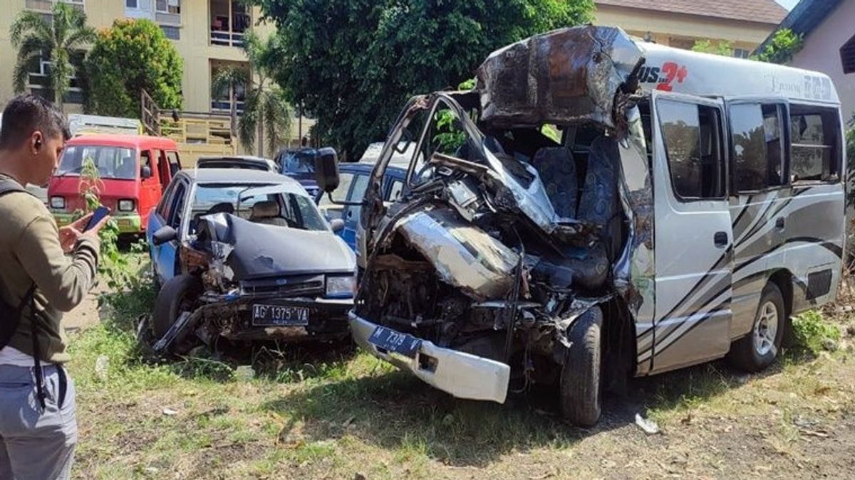 Elf Tabrak Truk di Tol Sragen, 3 Orang Tewas-10 Orang Luka-luka