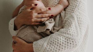 Cara Membersihkan Telinga Bayi yang Aman dan Wajib Diketahui Bunda