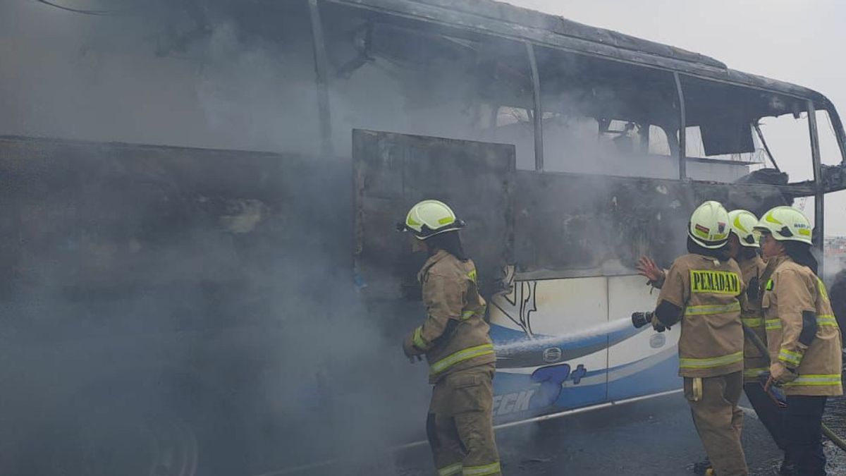 Le bus Mercedes Benz qui a pris feu sur la route à péage Wiyoto Wiyono doit inter-escalade à Ancol après manasik Haji