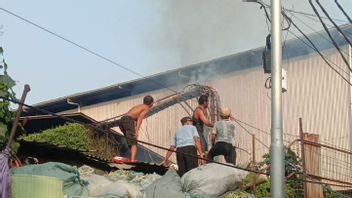 Cable Outside The Warehouse Of The Cengkareng Area Suddenly Releases Fire And Burns