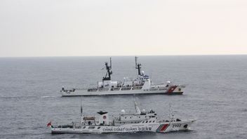 菲律宾在南中国海对其船只使用水炮抗议,呼吁中国外交官