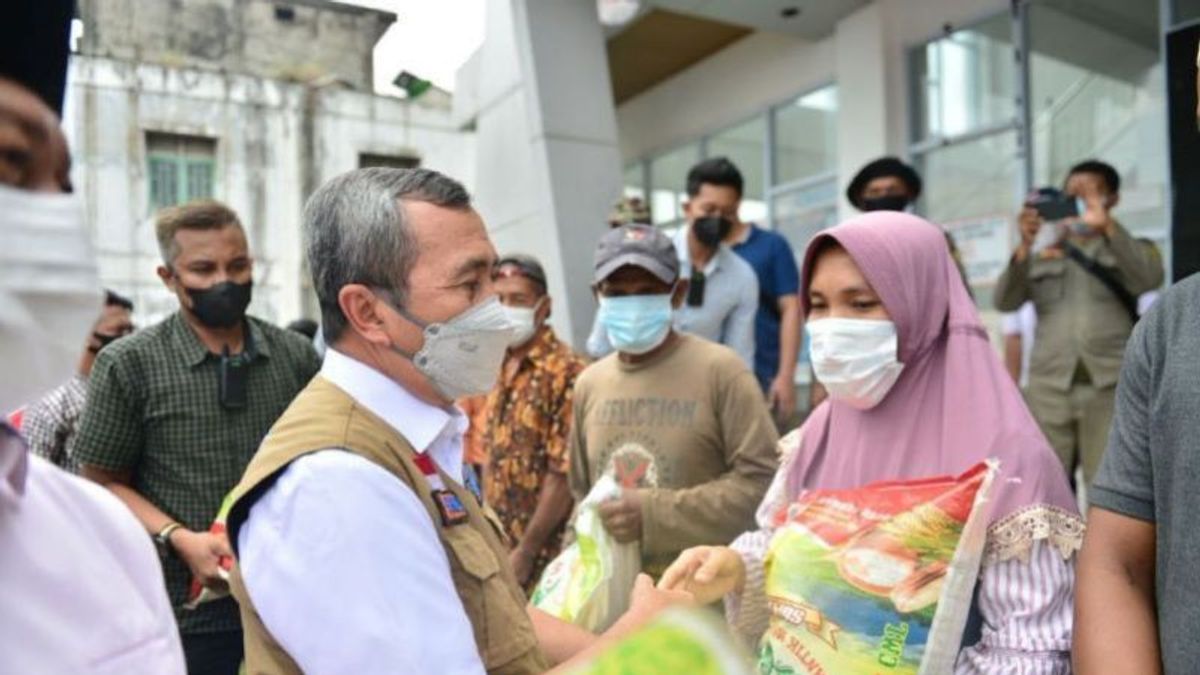 Korban Banjir Rokan Hulu Bisa Tersenyum, Gubernur Riau Syamsuar Salurkan 12 Ton Beras untuk Mereka