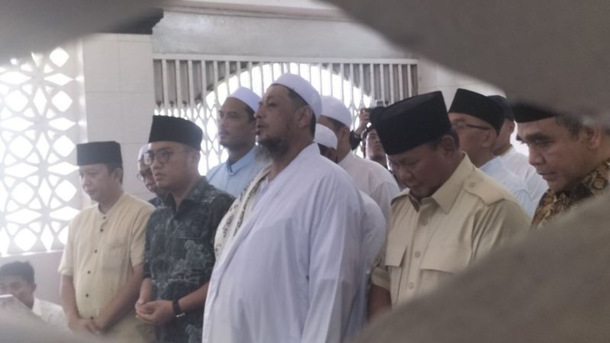 Visiter la tombe de Habib Ali à Kwitang, Prabowo Cium Kening Anak