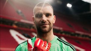 Maarten Paes Catatkan Clean Sheet dalam Laga Ajax vs PEC Zwolle