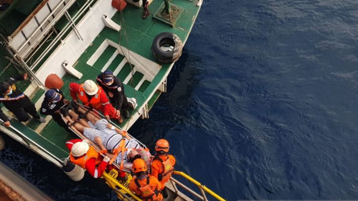 ファストモーションバサルナスバリクパパンは、海の真ん中で病気のフィリピン人乗組員を救う