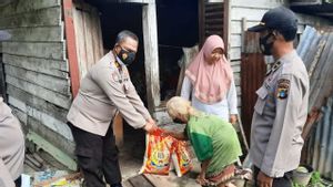 Polres Bangka Barat Salurkan Bantuang Pangan kepada Warga Pesisir di Mentok yang Terdampak Pandemi COVID-19