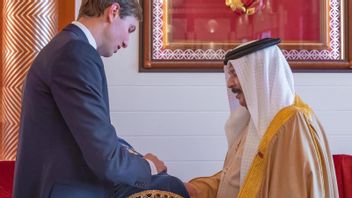 مستشار رئيس الولايات المتحدة يعطي التوراة لملك البحرين