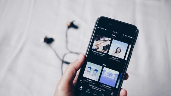 SpotifyがCOVID-19コンテンツアドバイザリー警告ラベルをより多くのポッドキャストに発表