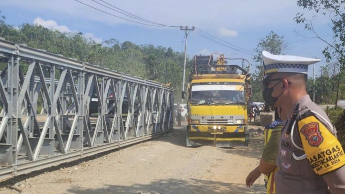 Le pont d’acier portable installé temporairement pour surmonter le lanet Riau-Sumbar sous le contrôle de Longsor