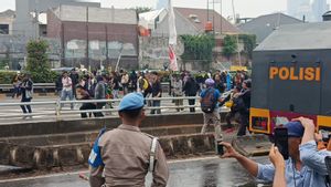  Bentrokan Meluas, Polisi Pukul Mundur Demonstran Depan DPR ke Slipi