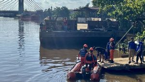 Un bateau frappé par des vagues, une famille à Banjarmasin, se noyant sous le chariot
