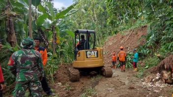 Purbalingga的山体滑坡,受影响的四个村庄和切断的道路通道