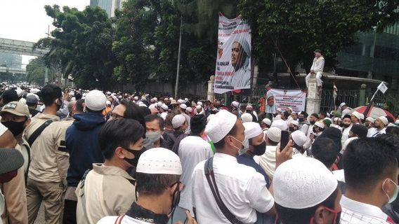 Polisi Minta Simpatisan Rizieq Shihab Tertib, Tak Bakar Petasan