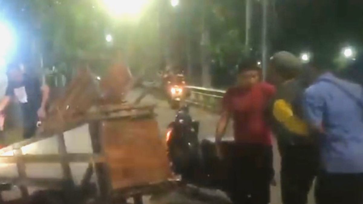 Three Cart Humans Caught Stealing Iron Steger Project At Pondok Kopi