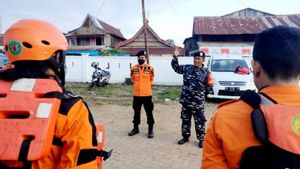 Prajurit TNI Dampingi Tim SAR dalam Proses Evakuasi Kapal Nelayan yang Tenggelam di Danau Towuti