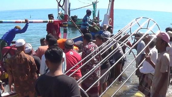 The Body Of The Victim Of The Ship Accident In Sumenep Waters Was Taken To Situbondo