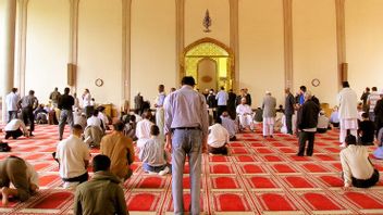 Mosques In England Provide COVID-19 Vaccination Clinics For Muslims After Iftar