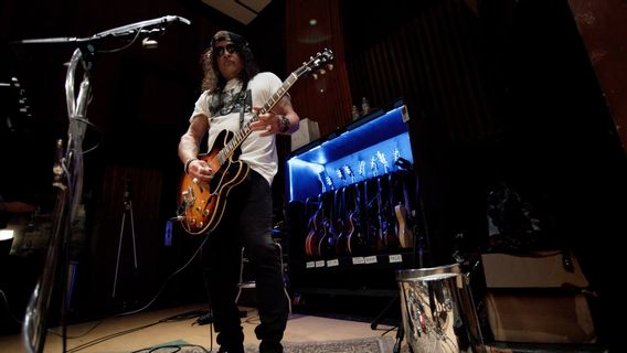 Slash produit un album solo que Ngeblues, Gaet Brian Johnson et Steven Tyler