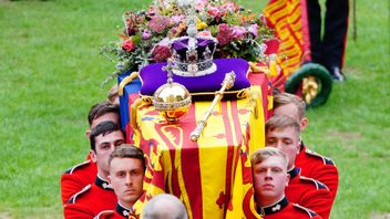 称賛を浴びる、エリザベス女王2世の棺桶を持った兵士が勲章と名誉称号の授与を提案