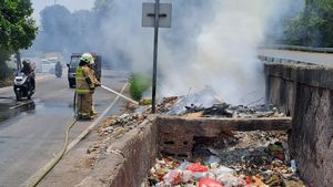 Timbulkan Polusi Udara, Petugas Padamkan Api dari Bakaran Sampah yang Dibakar OTK di Cakung