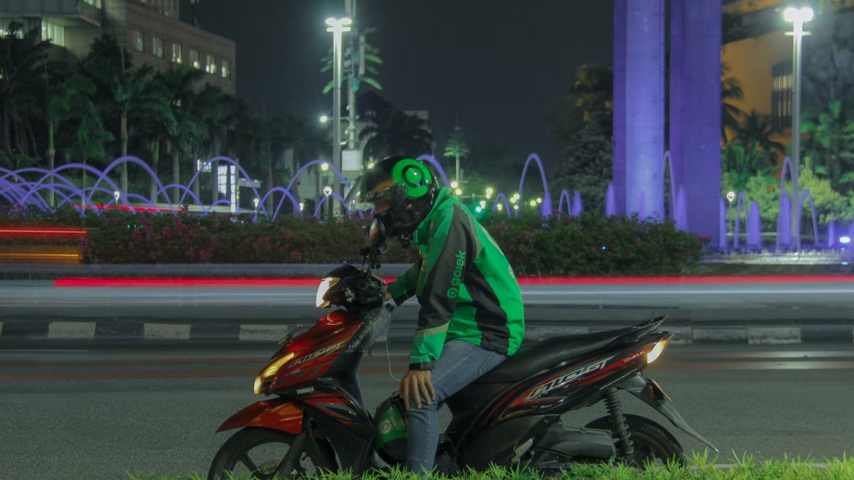 IDEAS Survey: 68 Percent Of Online Ojek Drivers Work 9-16 Hours A Day