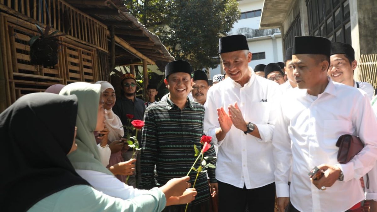 Setangkai Mawar dari Santriwati Jember untuk Ganjar Pranowo