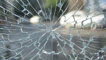 سائق سيارة طالب صدمته سيارة أثناء استهدافه في طريق جاكرتا-سيكامبك تول