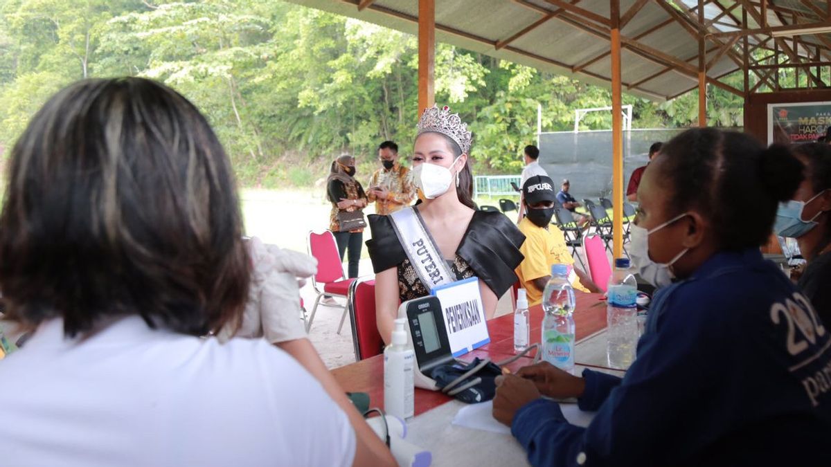 PON XXを支援するだけでなく、プトリ・インドネシアのアユマ・マウリダもパプア人の予防接種を受けて参加しました