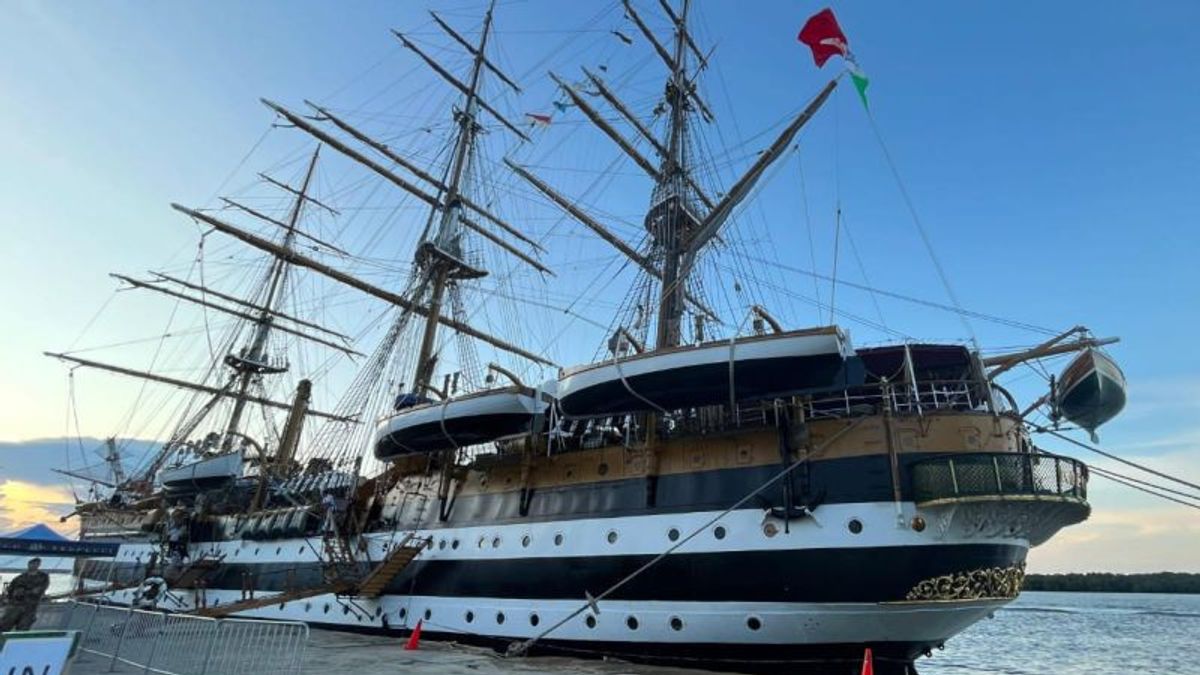 Kapal Layar Angkatan Laut Italia, Amerigo Vespucci, Sandar di Pelabuhan Belawan