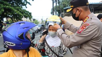 Press The Number Of Victims Of Traffic Accidents, Police Divide Helmes To The Community