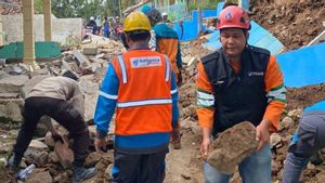 Rumahnya Hancur Akibat Gempa Cianjur, Petugas PLN Ini Tetap Profesional