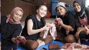 L'auteur d'Ayu Ting participe à la distribution de la viande des offrandes d'Iduladha