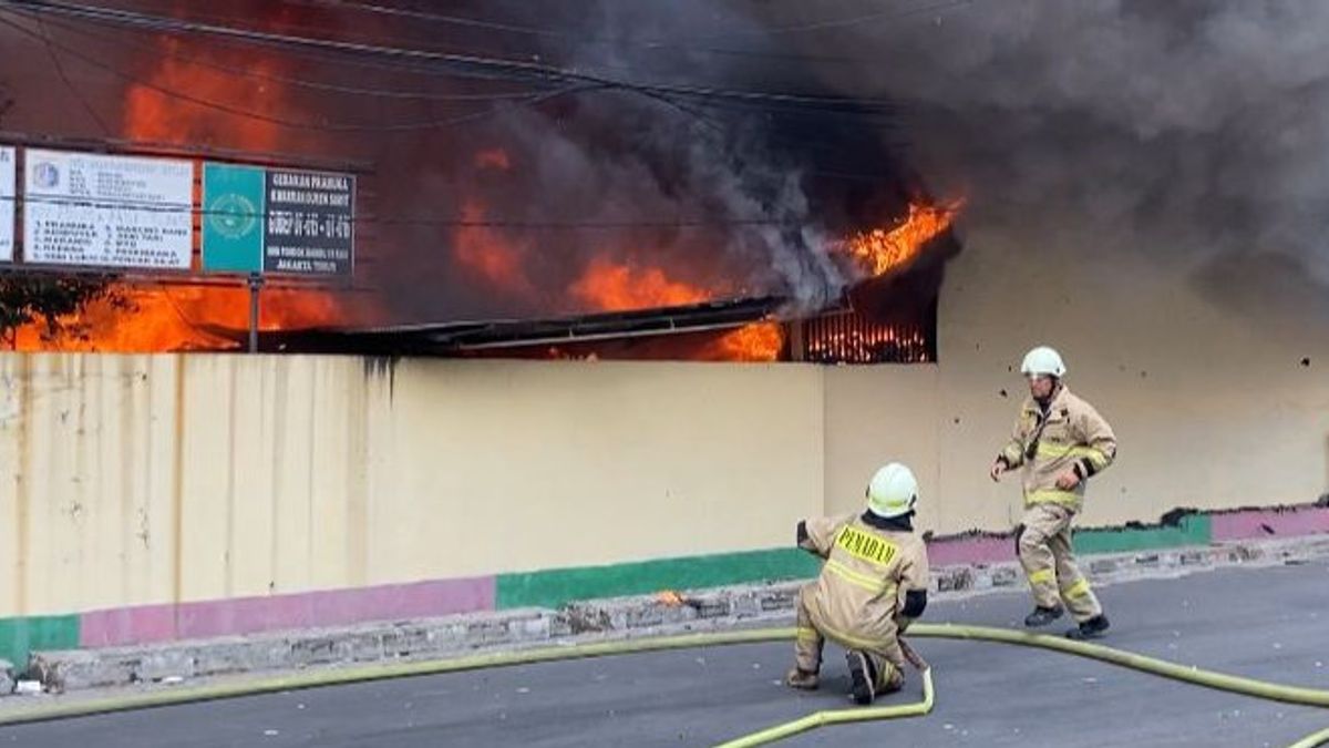 Many Easy Ingredients Burned At SDN 01 Pondok Bambu, 18 Damkar Cars Difficulty With Water Sources