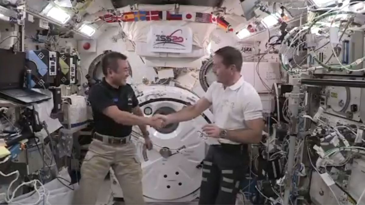 Les Astronautes De L’ISS Célèbrent La Fermeture Des Jeux Olympiques De Tokyo, Des Boulons De Course Sans Gravité   